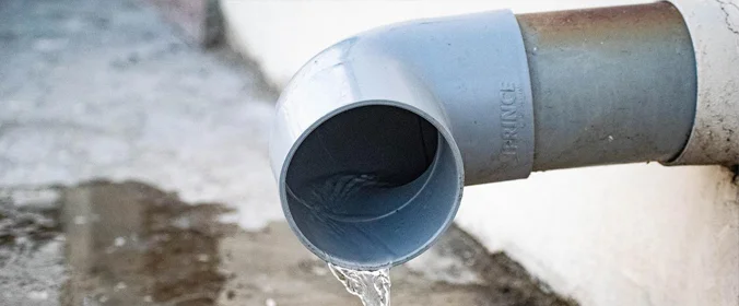 foto de um cano escorrendo água